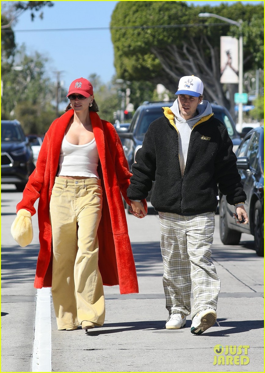 Justin Bieber Gives Wife Hailey a Kiss After Sunday Brunch Date in L.A.