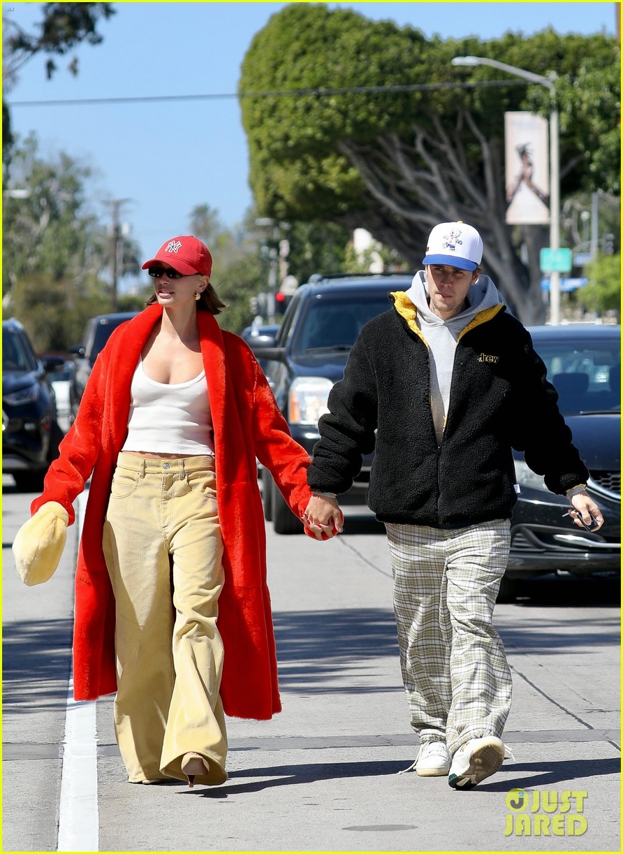Justin Bieber Gives Wife Hailey a Kiss After Sunday Brunch Date in L.A.