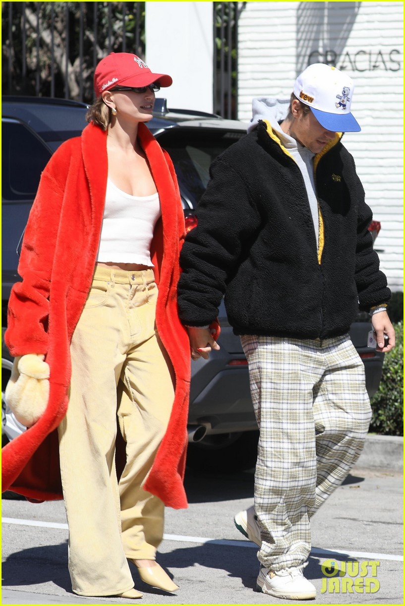 Justin Bieber Gives Wife Hailey a Kiss After Sunday Brunch Date in L.A.