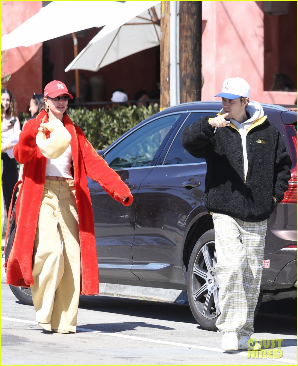 Justin Bieber Gives Wife Hailey a Kiss After Sunday Brunch Date in L.A.
