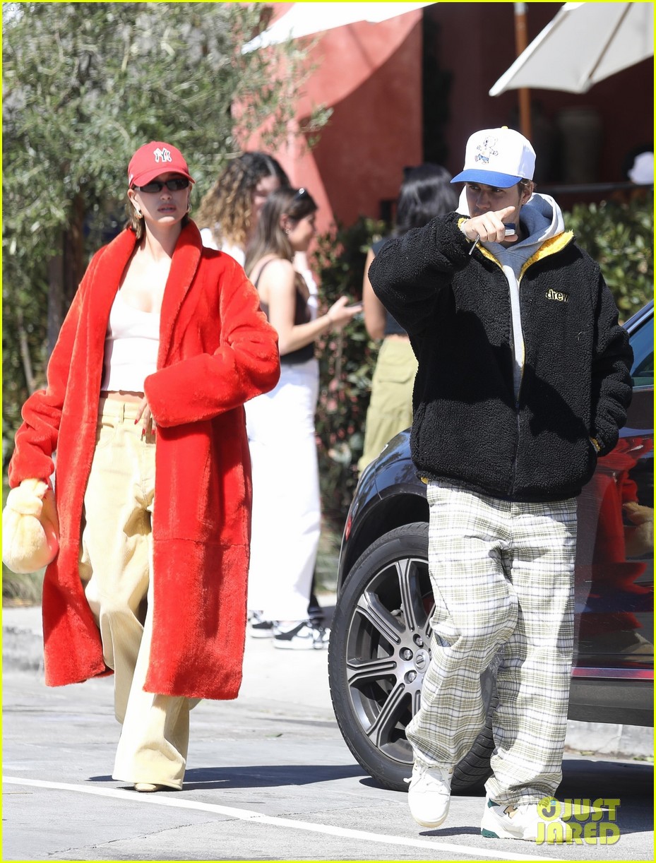 Justin Bieber Gives Wife Hailey a Kiss After Sunday Brunch Date in L.A.