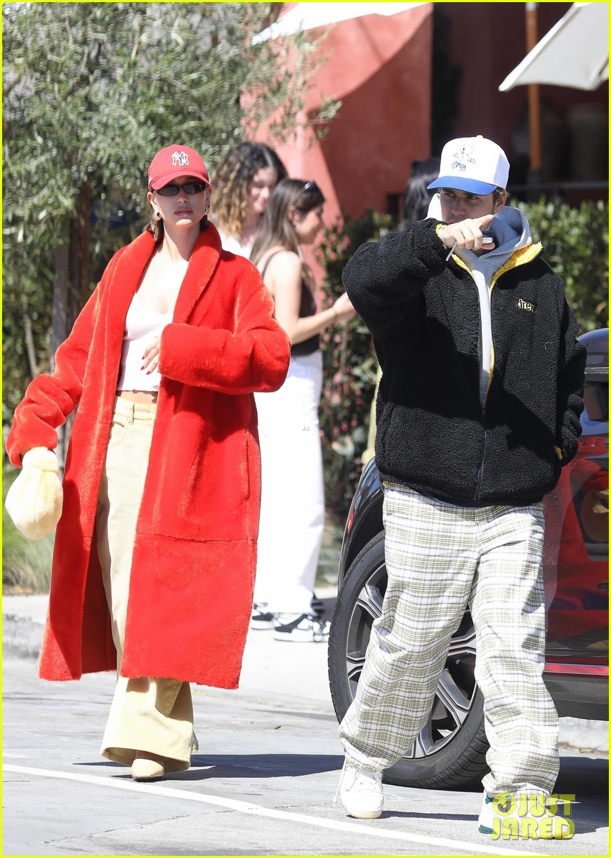 Justin Bieber Gives Wife Hailey a Kiss After Sunday Brunch Date in L.A.