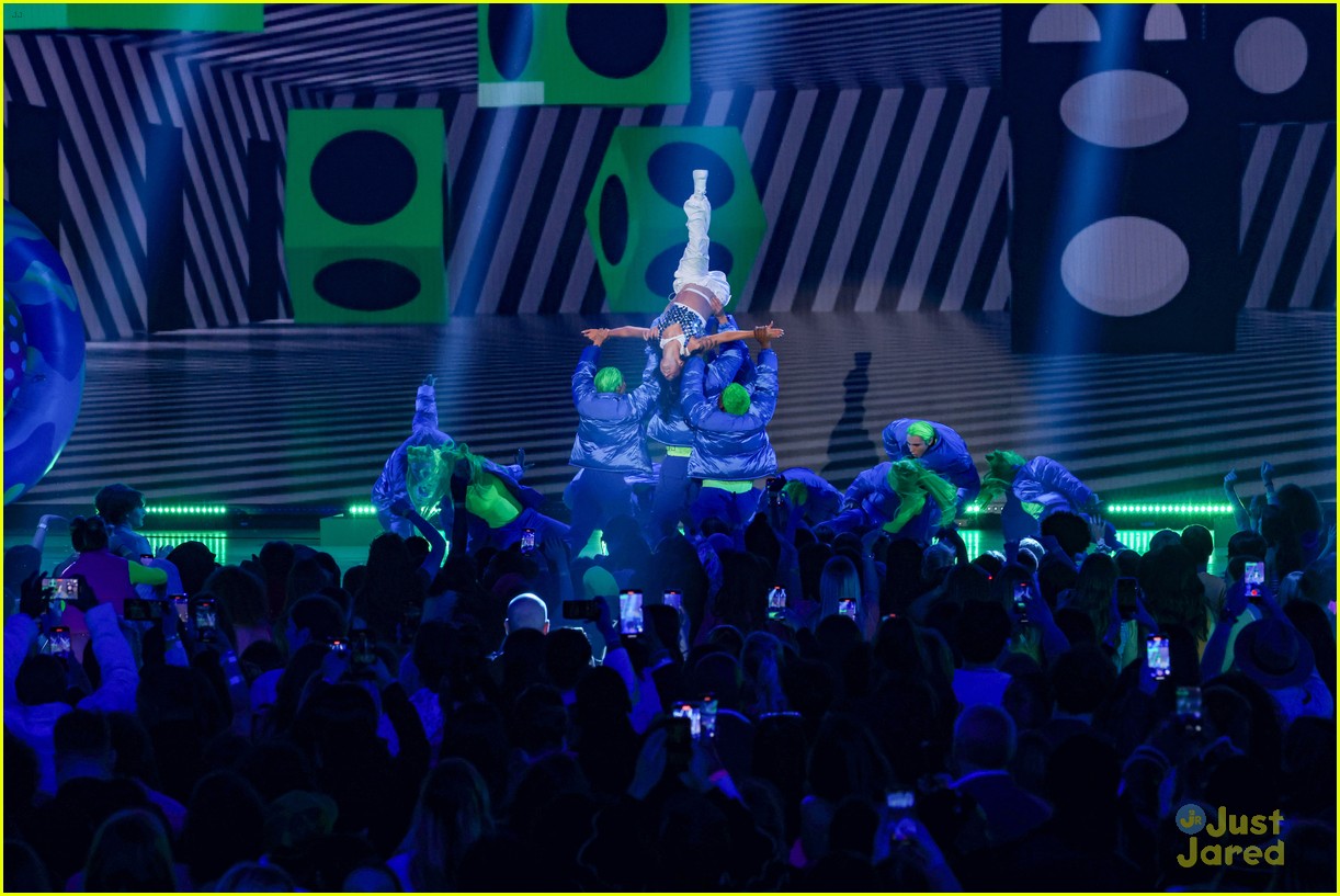 Charli D'Amelio Slimes Boyfriend Landon Barker & Family After Kids' Choice Awards Win