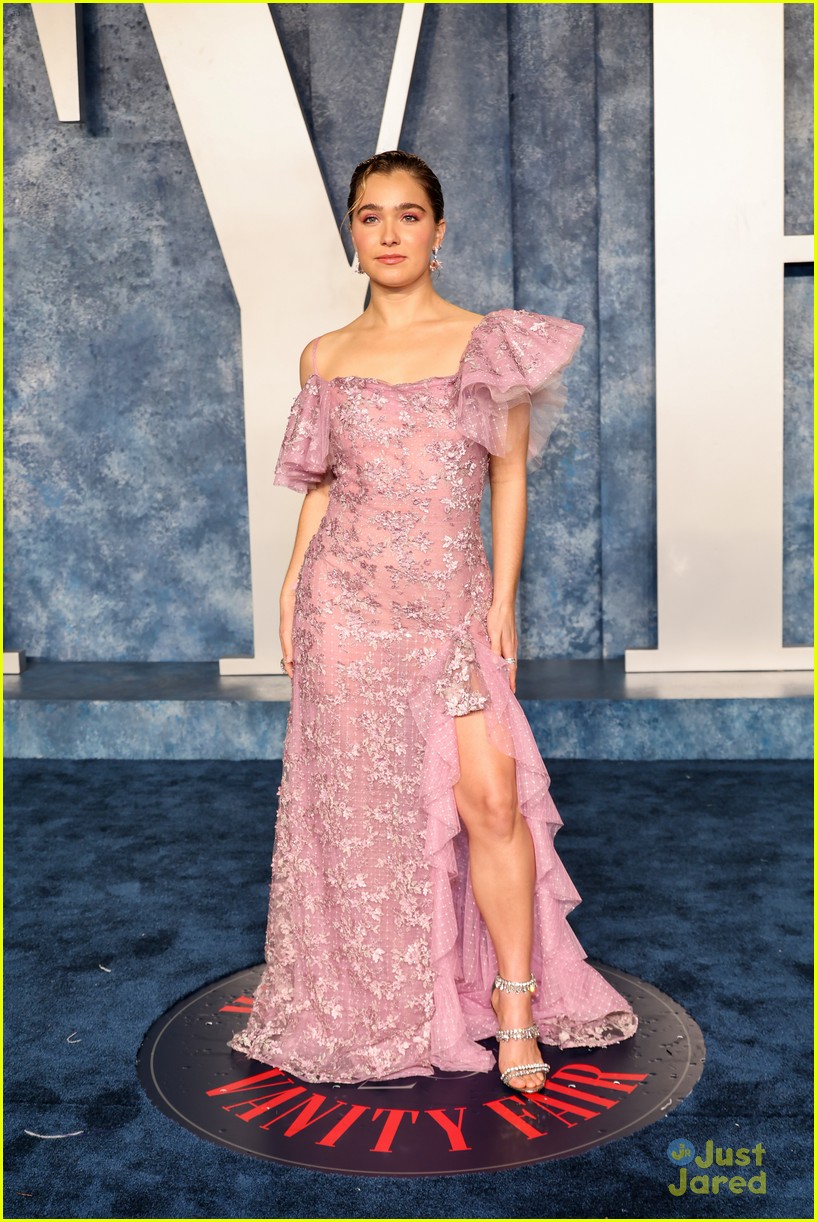 Hailee Steinfeld, Camila Mendes & Madelyn Cline Attend Vanity Fair Oscar Party