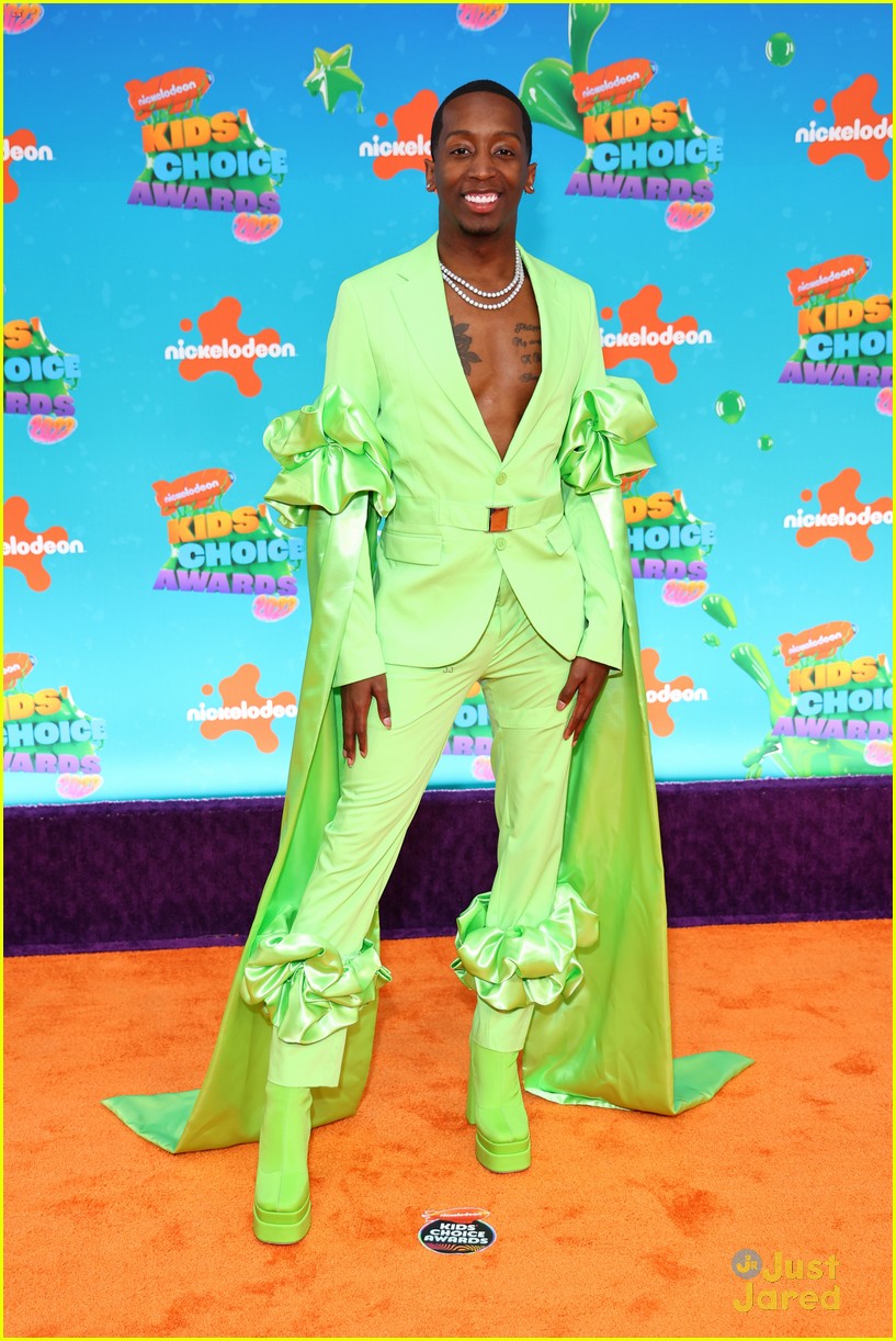 Josh Richards Shows Off New Pink Hair at Kids' Choice Awards 2023