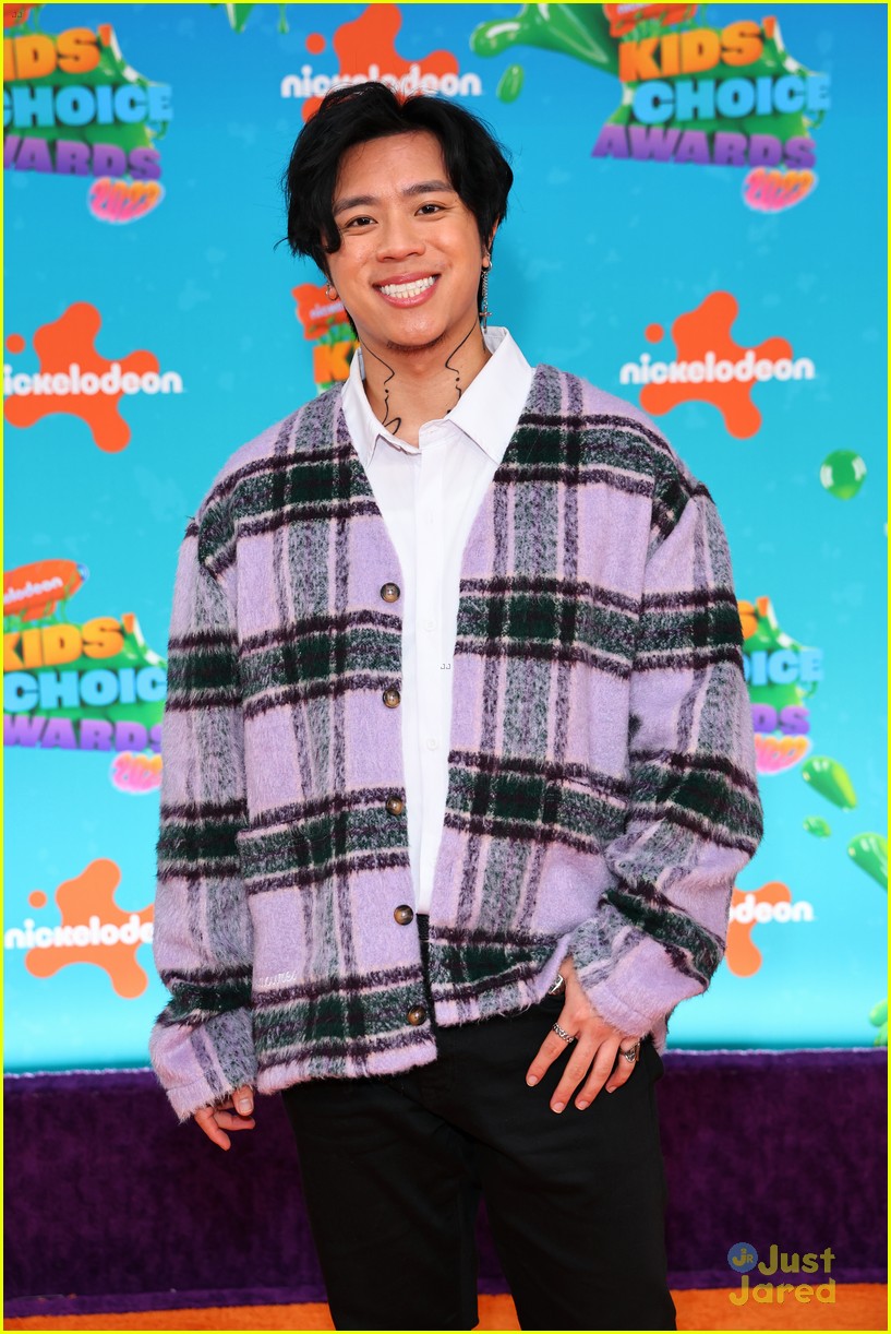 Josh Richards Shows Off New Pink Hair at Kids' Choice Awards 2023