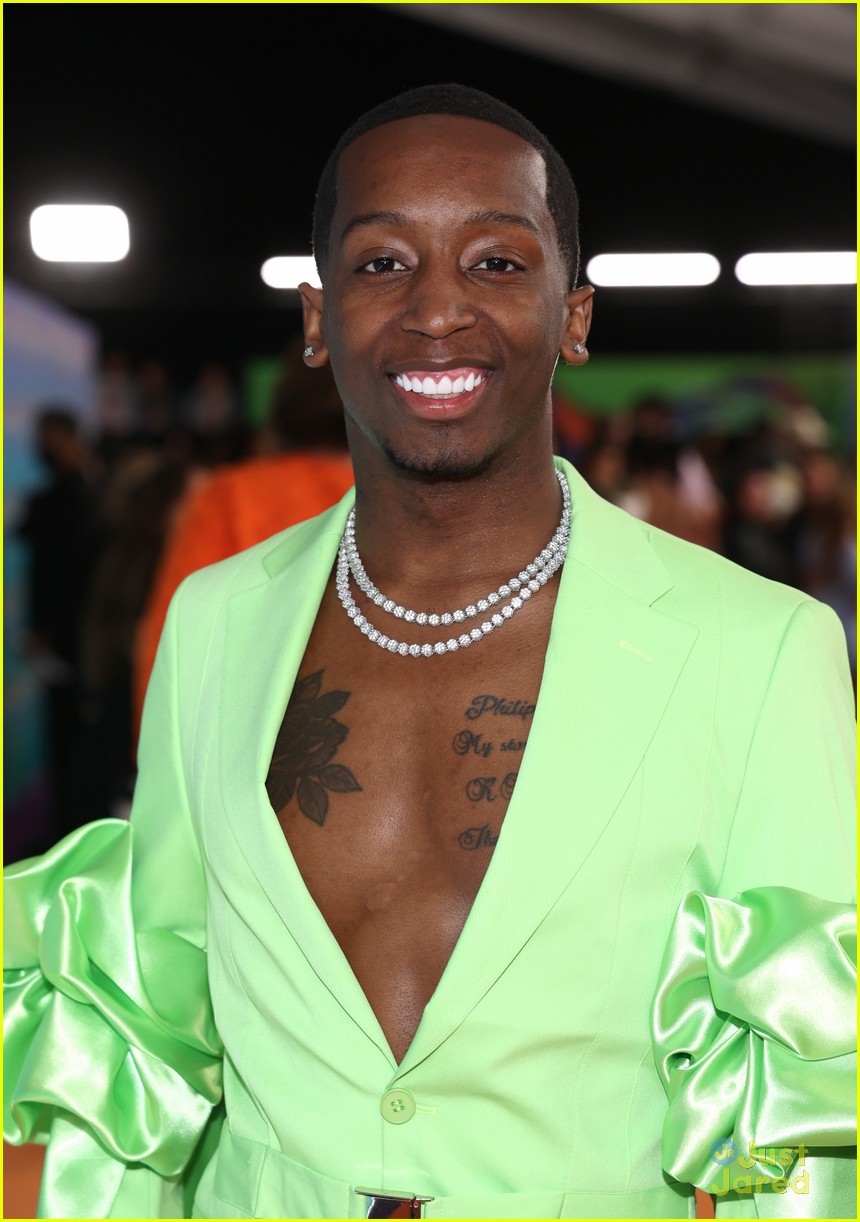 Josh Richards Shows Off New Pink Hair at Kids' Choice Awards 2023