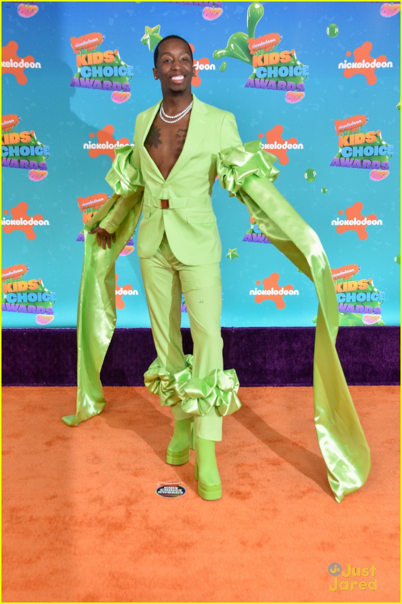 Josh Richards Shows Off New Pink Hair at Kids' Choice Awards 2023