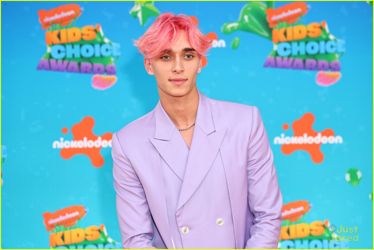 Josh Richards Shows Off New Pink Hair at Kids' Choice Awards 2023