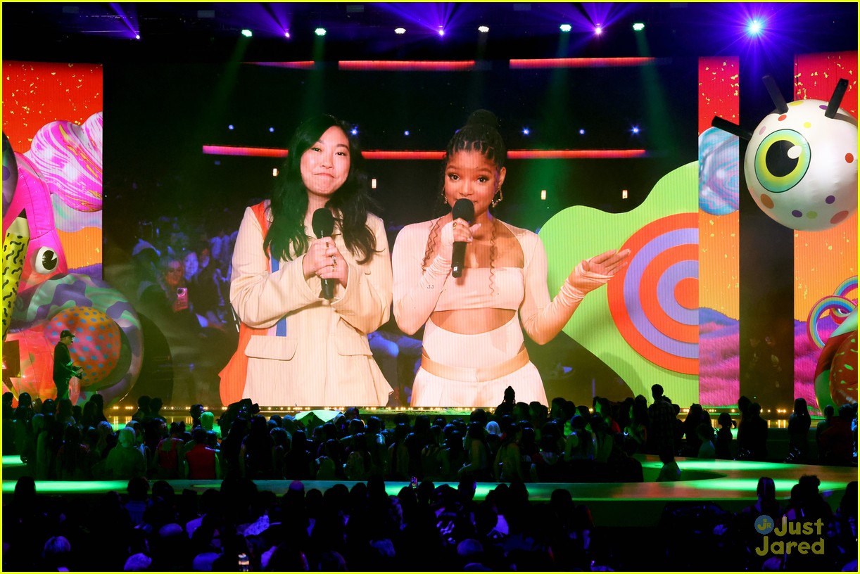 Halle Bailey & Awkwafina Dunk 'The Little Mermaid' Co-Star Melissa McCarthy in Slime-Filled Tank at Kids' Choice Awards
