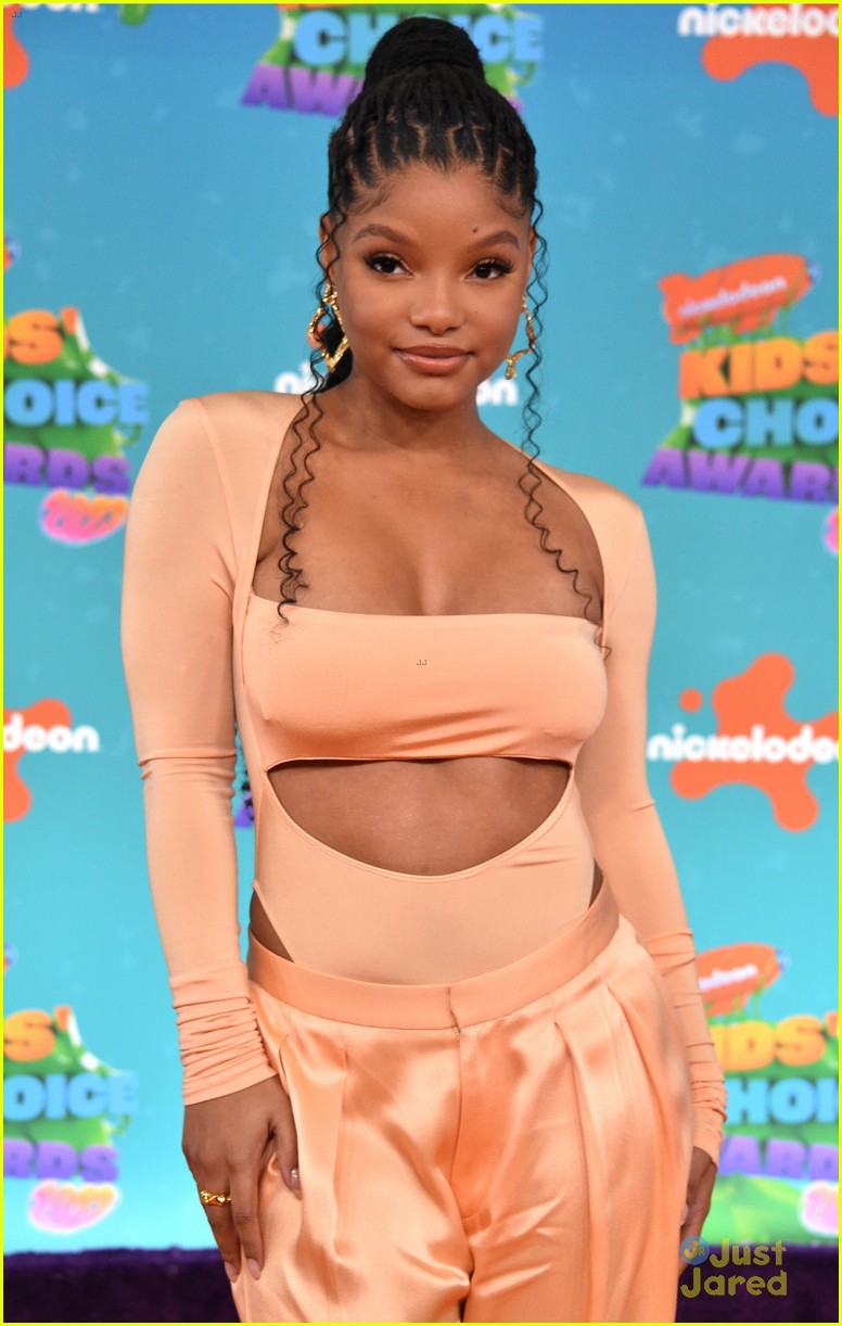 Halle Bailey & Awkwafina Dunk 'The Little Mermaid' Co-Star Melissa McCarthy in Slime-Filled Tank at Kids' Choice Awards
