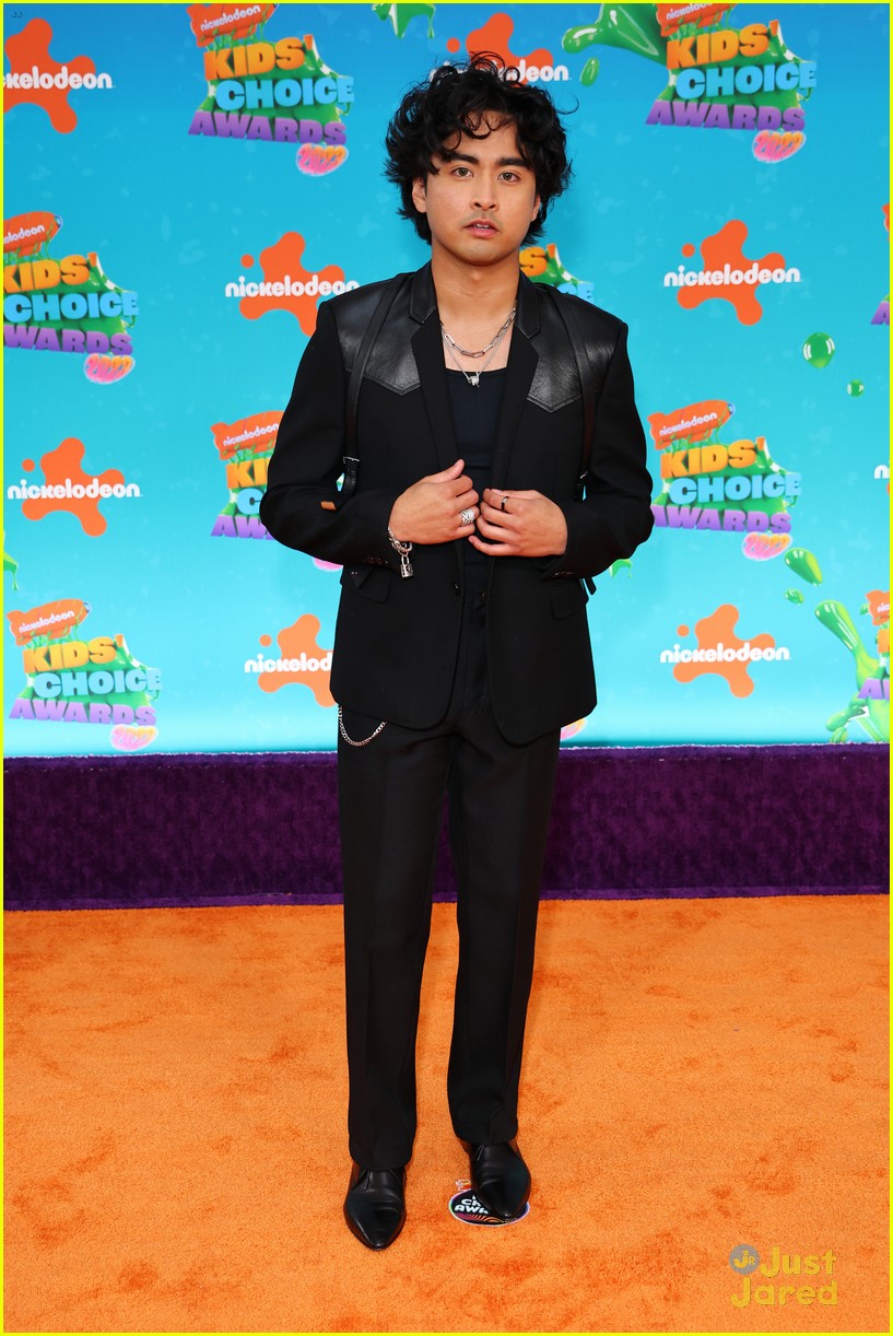 Peyton List Wears Adam Sandler Inspired Look While Presenting at Kids' Choice Awards