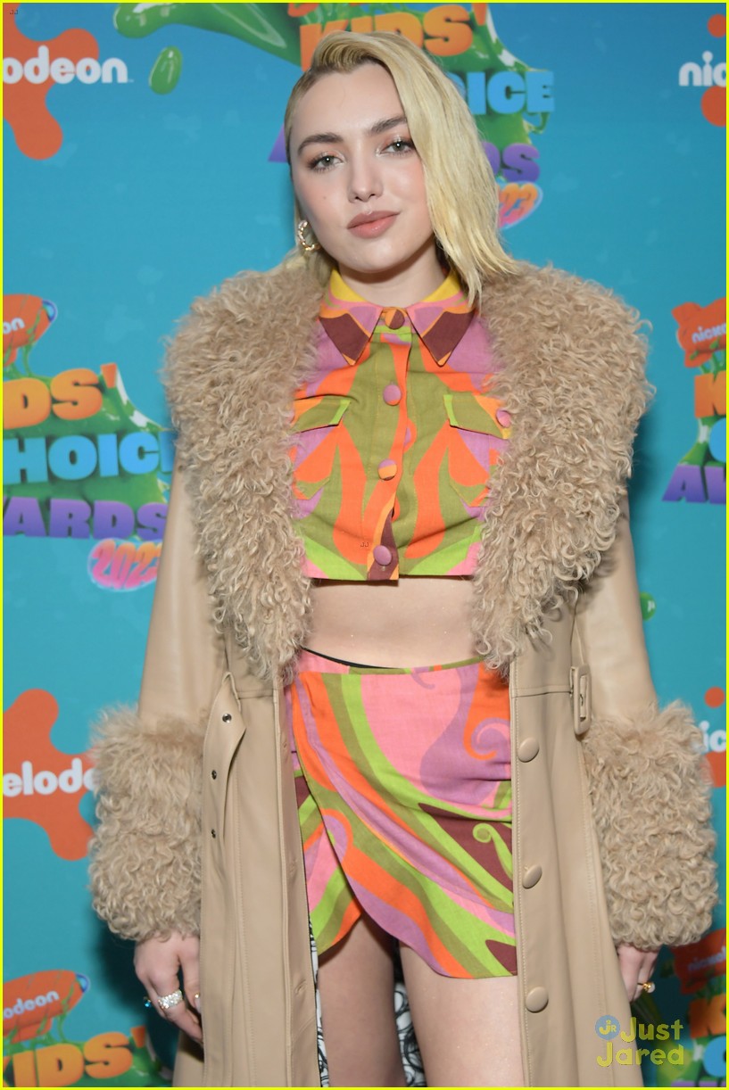 Peyton List Wears Adam Sandler Inspired Look While Presenting at Kids' Choice Awards