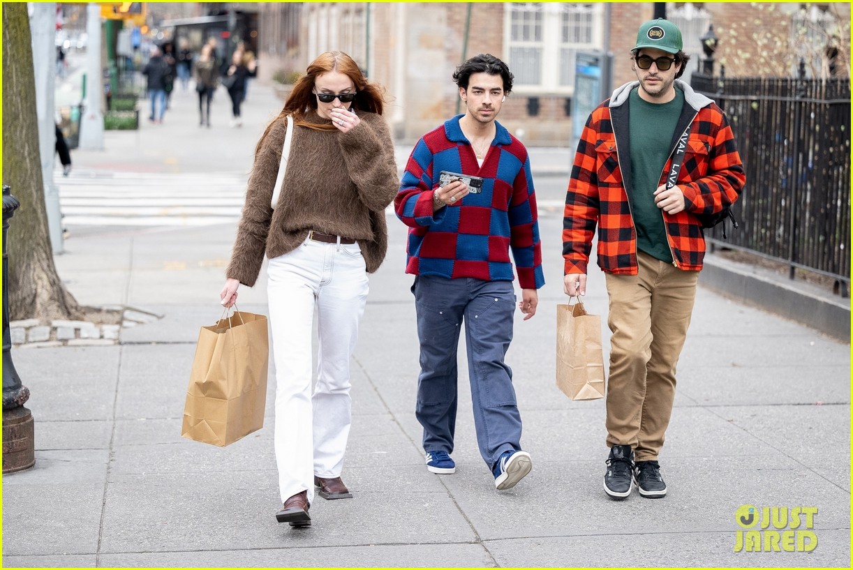 Sophie Turner & Mikey Deleasa Pull Hand Holding Prank on Joe Jonas