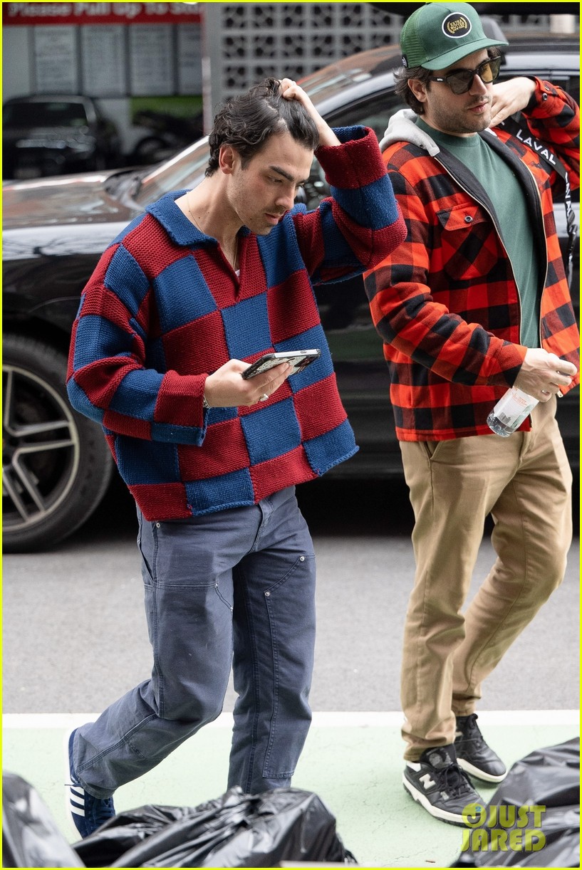 Sophie Turner & Mikey Deleasa Pull Hand Holding Prank on Joe Jonas