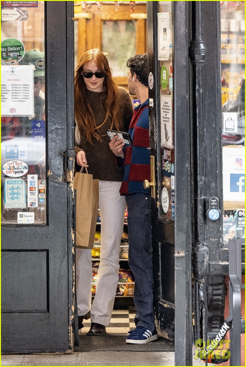 Sophie Turner & Mikey Deleasa Pull Hand Holding Prank on Joe Jonas