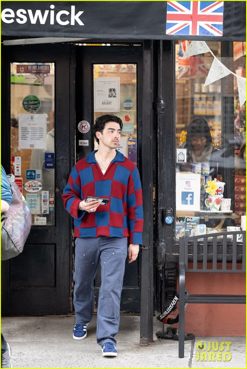 Sophie Turner & Mikey Deleasa Pull Hand Holding Prank on Joe Jonas