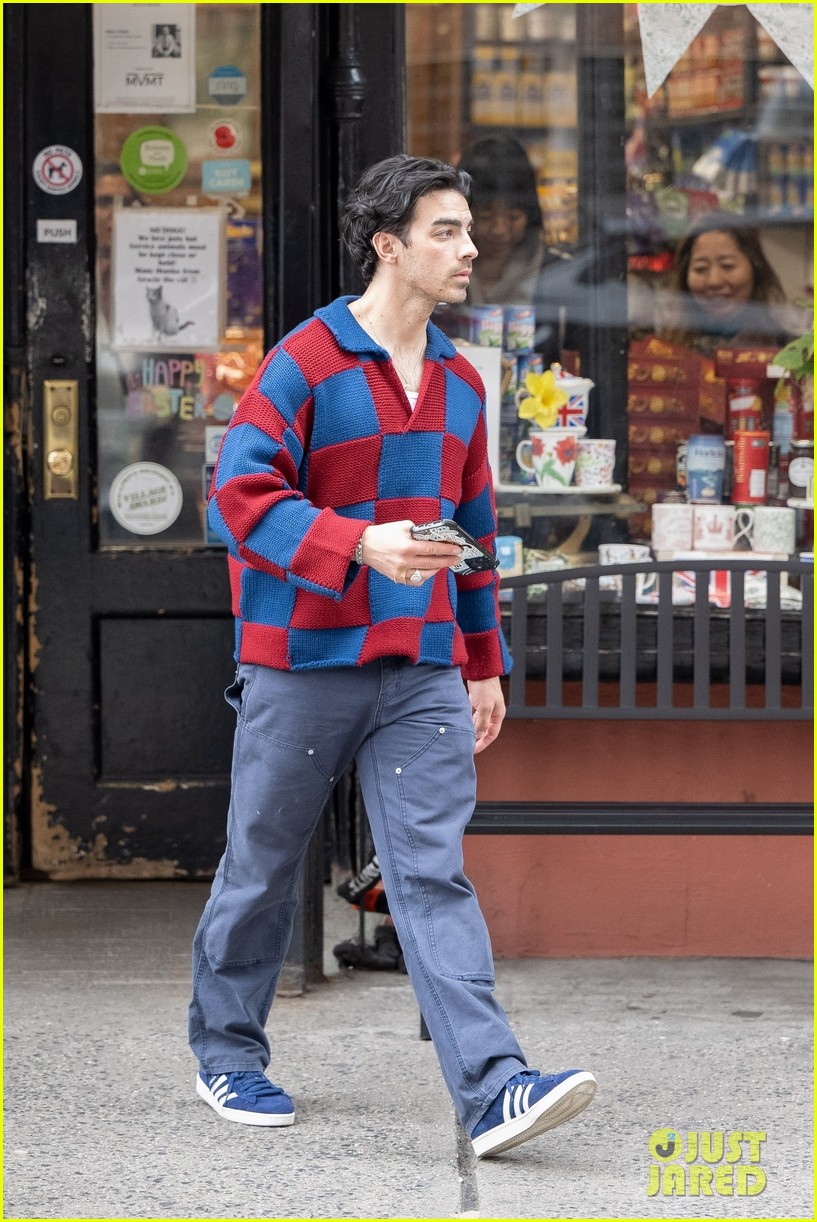 Sophie Turner & Mikey Deleasa Pull Hand Holding Prank on Joe Jonas