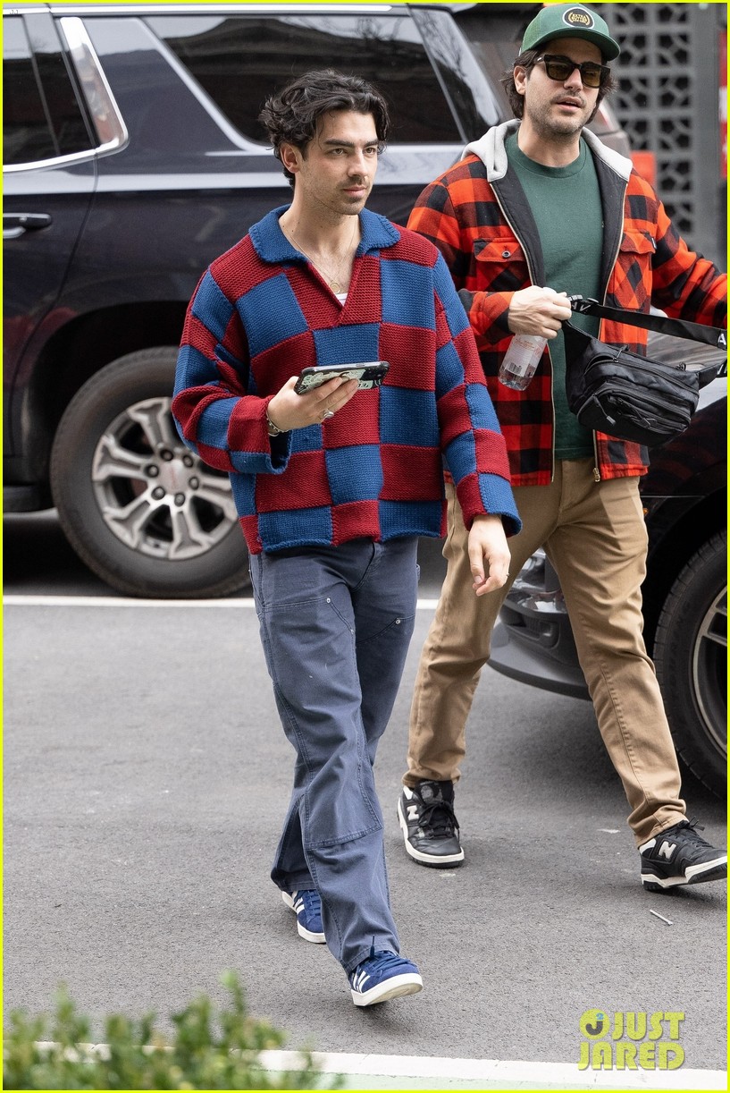 Sophie Turner & Mikey Deleasa Pull Hand Holding Prank on Joe Jonas