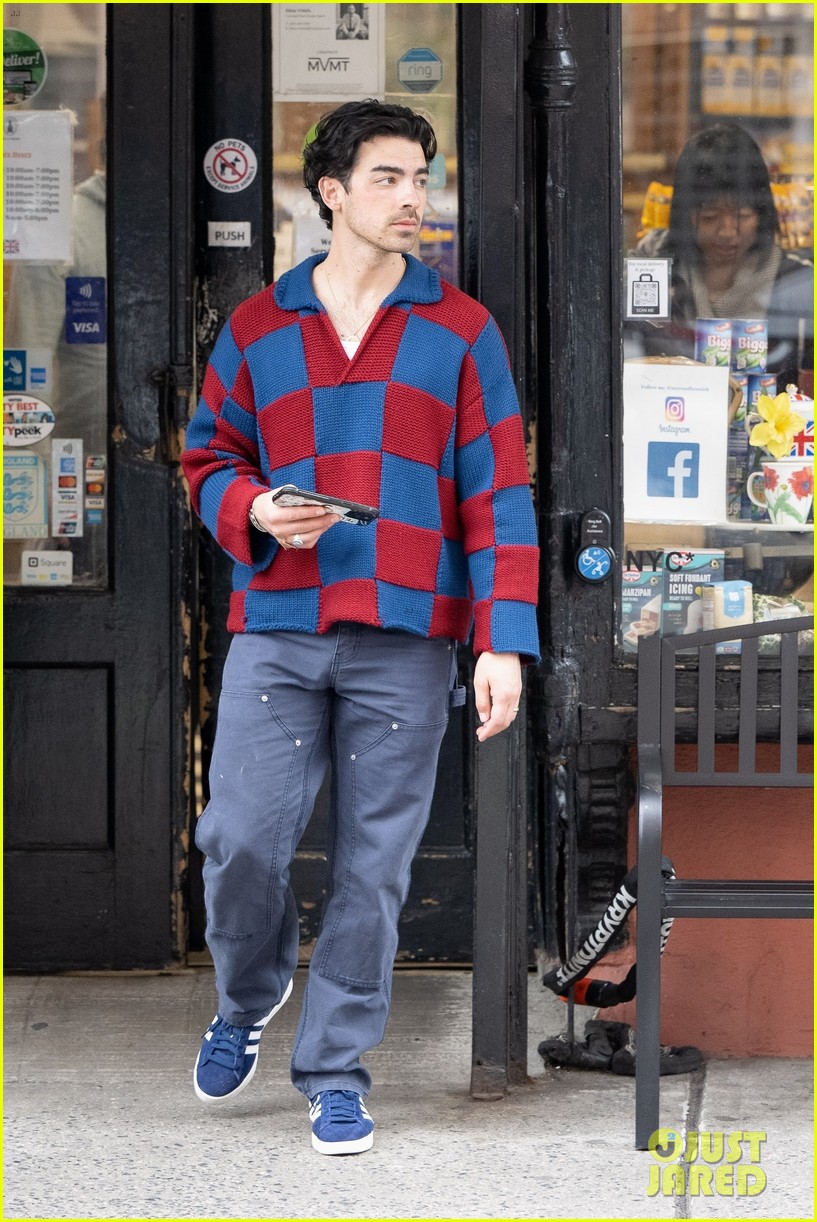 Sophie Turner & Mikey Deleasa Pull Hand Holding Prank on Joe Jonas