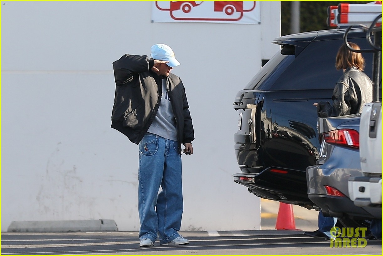 Justin & Hailey Bieber Are All Smiles While Out Grabbing Lunch