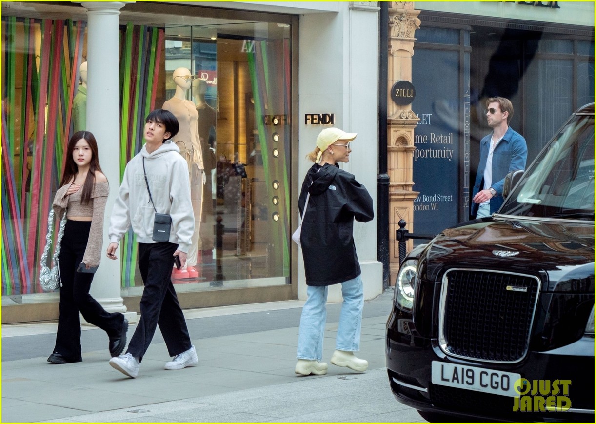 Ariana Grande Enjoys Time Off From 'Wicked' Filming to Do Some Shopping