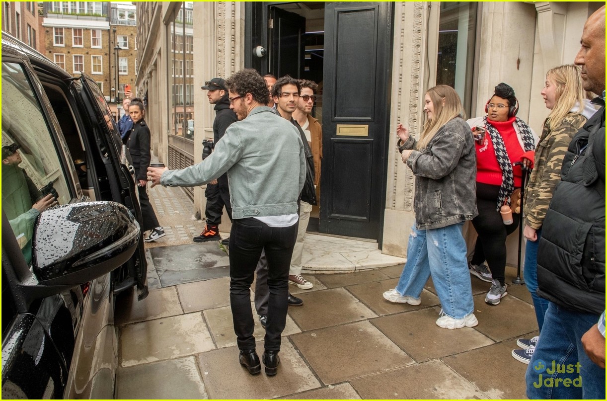Jonas Brothers Do Promo in London, Announce 2nd Yankee Stadium Concert!