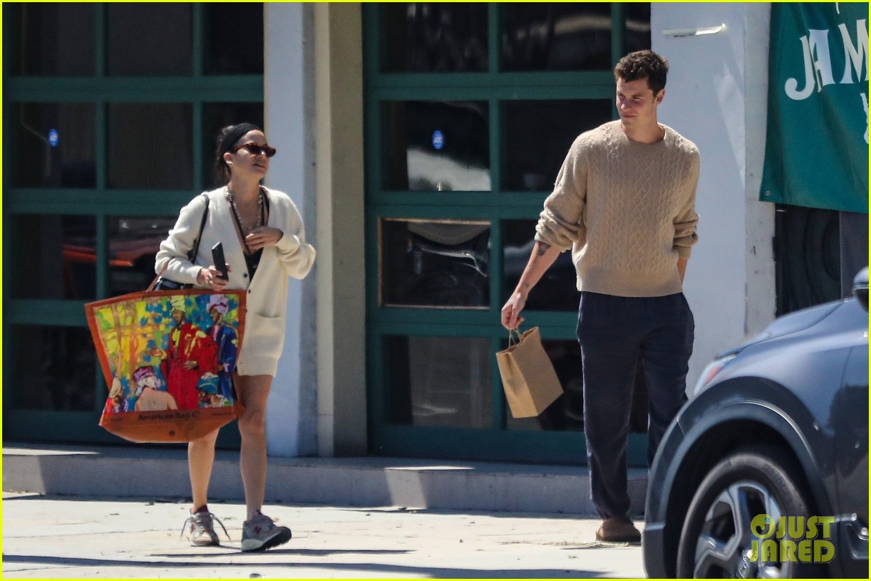 Shawn Mendes & Dr. Jocelyne Miranda Step Out for Something to Eat in WeHo