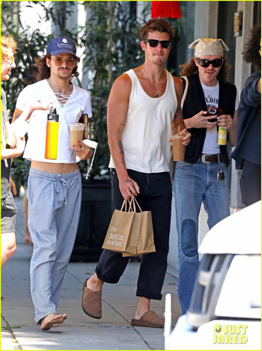 Shawn Mendes Picks Up Healthy Juice During Day Out with Friends