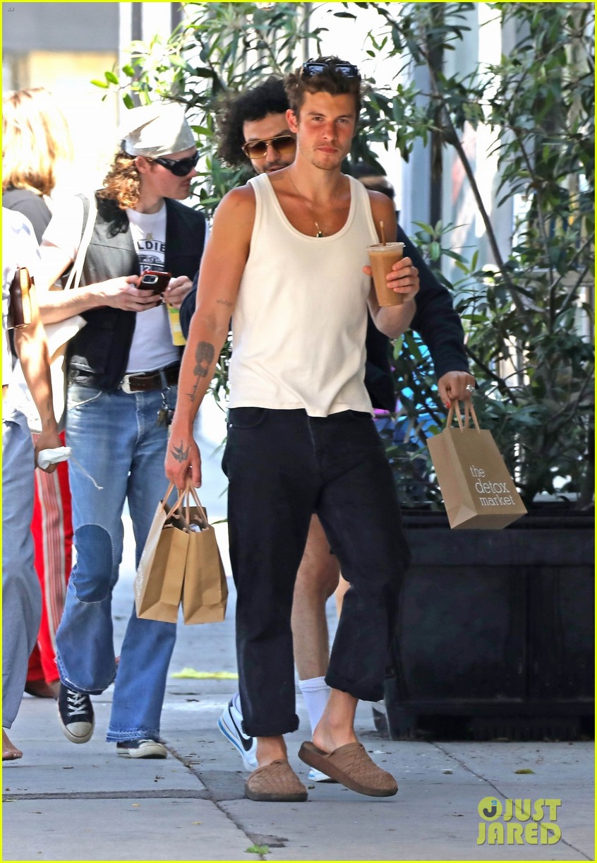 Shawn Mendes Picks Up Healthy Juice During Day Out with Friends