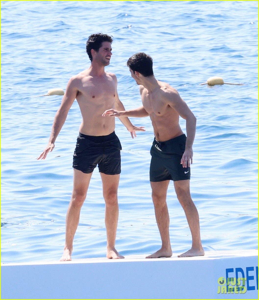 Manu Rios Goes Shirtless During a Cannes Beach Day!