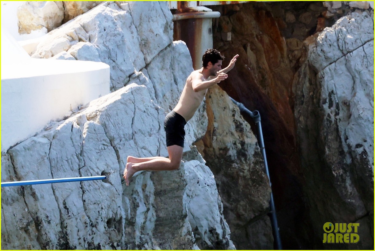 Manu Rios Goes Shirtless During a Cannes Beach Day!