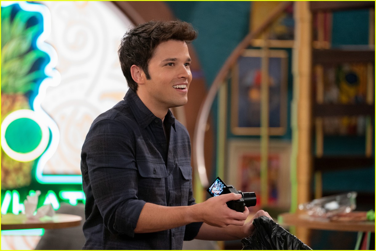Miranda Cosgrove Reveals Creddie Kiss Was Improvised, Talks Carly & Freddie Finally Getting Together on New 'iCarly' Episode
