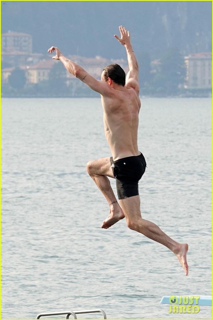 Thomas Doherty Soaks Up the Sun During Trip to Lake Como!