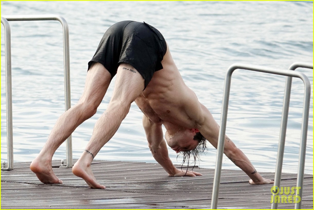 Thomas Doherty Soaks Up the Sun During Trip to Lake Como!