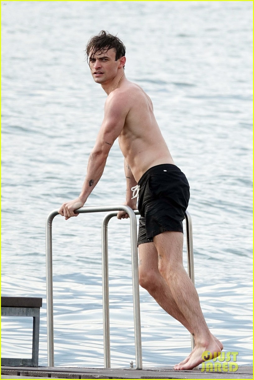 Thomas Doherty Soaks Up the Sun During Trip to Lake Como!