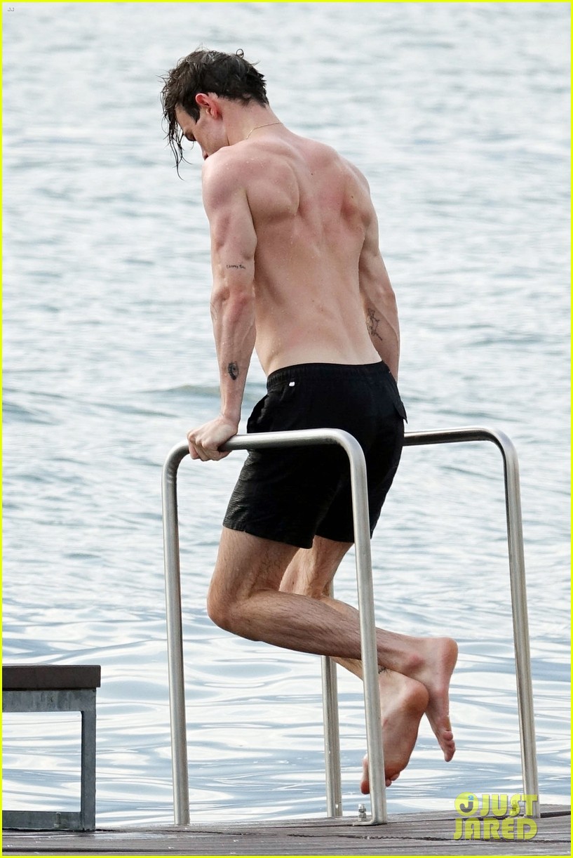 Thomas Doherty Soaks Up the Sun During Trip to Lake Como!