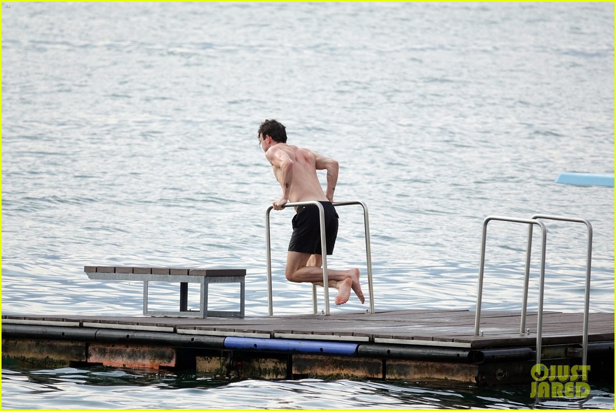 Thomas Doherty Soaks Up the Sun During Trip to Lake Como!