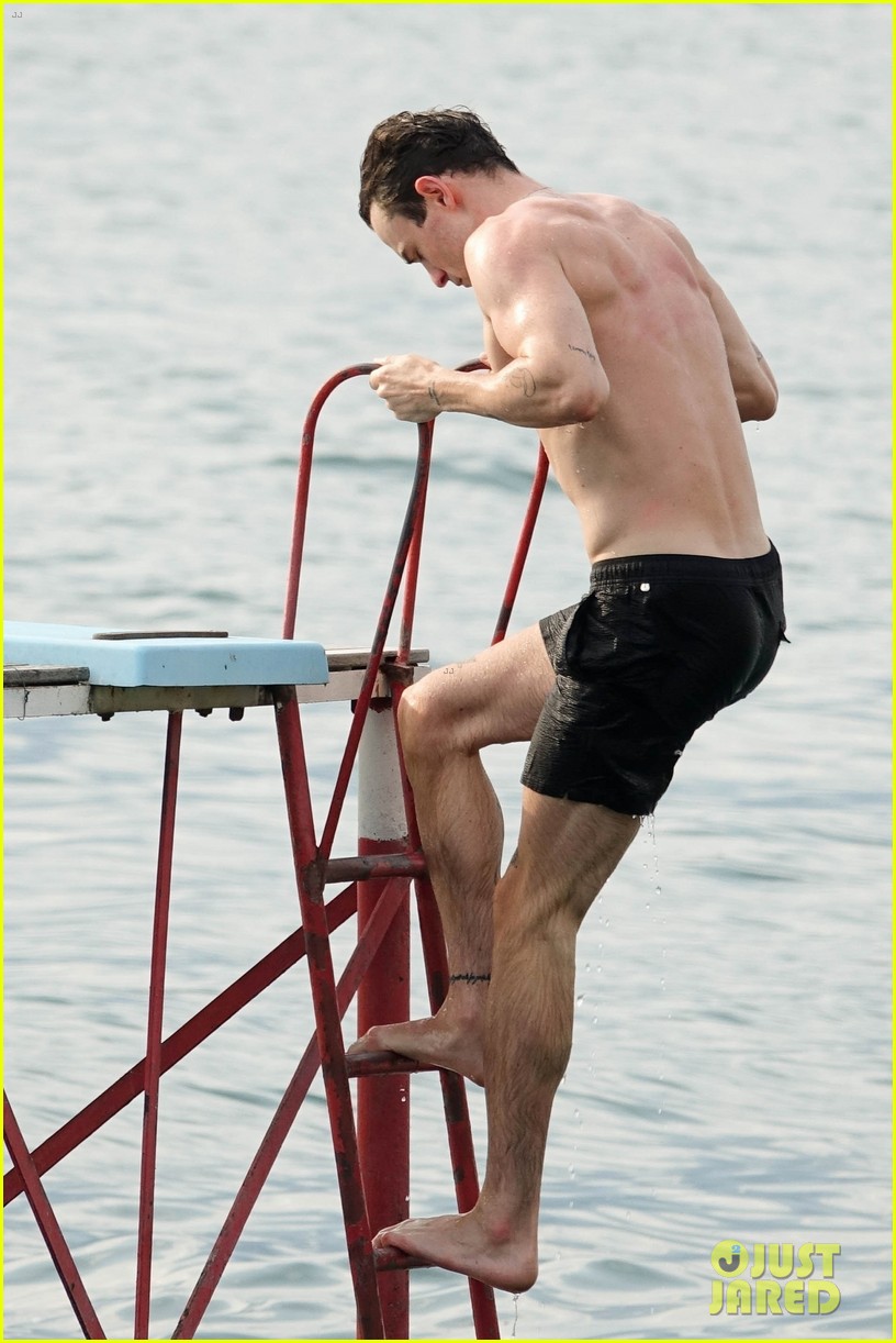 Thomas Doherty Soaks Up the Sun During Trip to Lake Como!