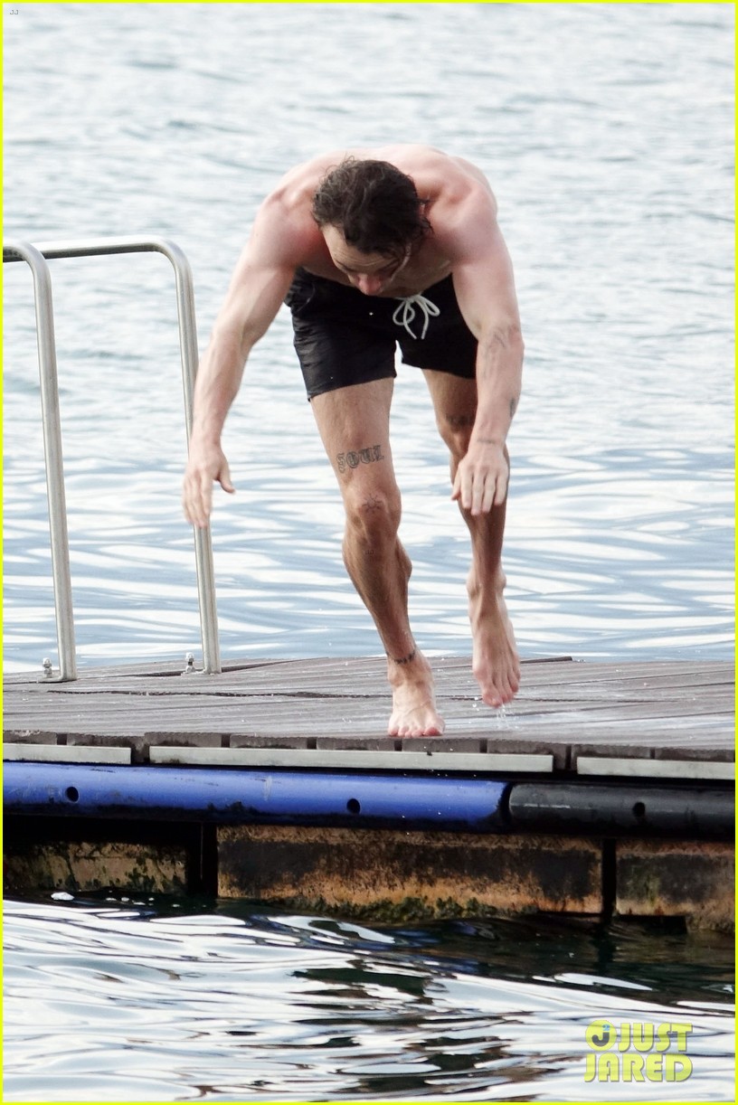 Thomas Doherty Soaks Up the Sun During Trip to Lake Como!