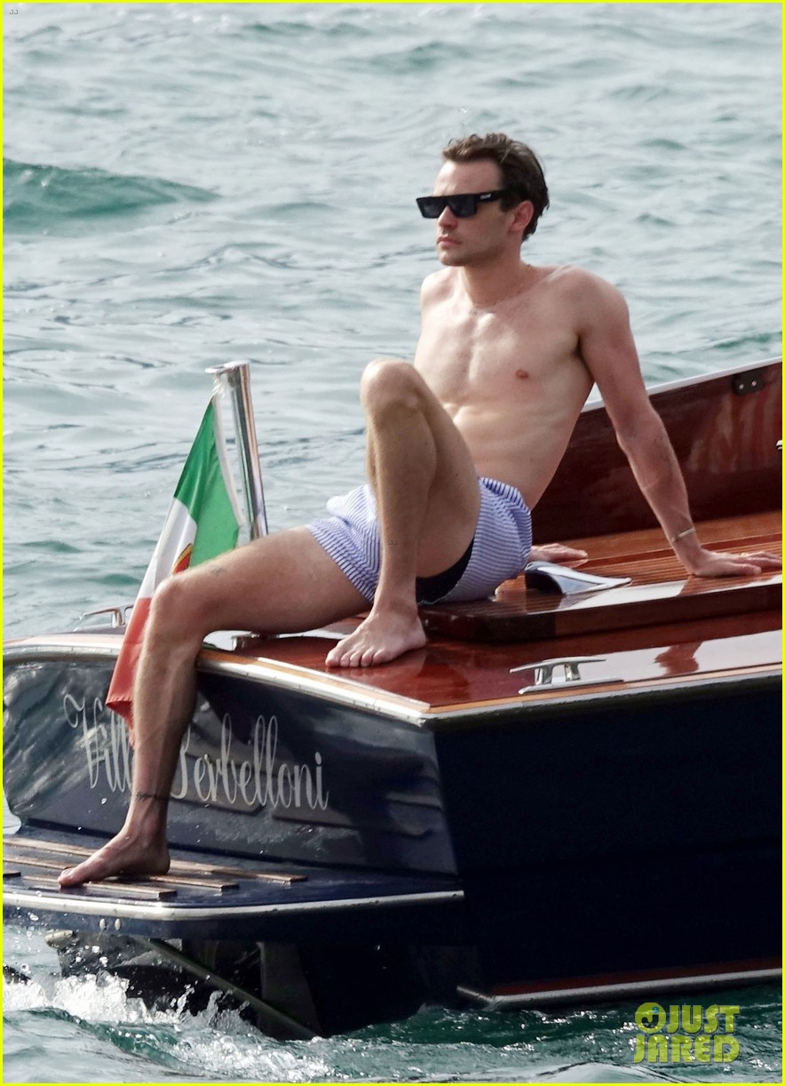 Thomas Doherty Soaks Up the Sun During Trip to Lake Como!