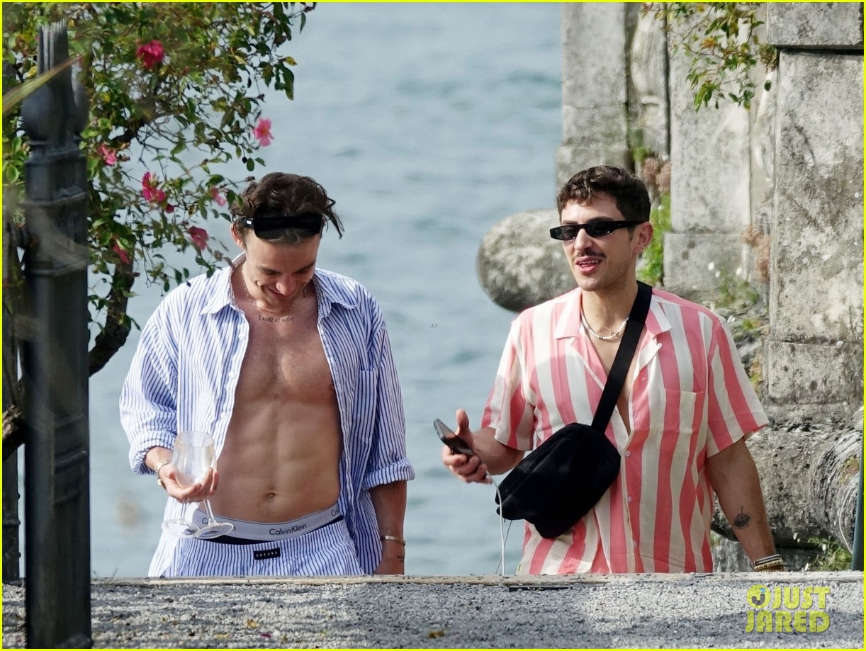 Thomas Doherty Soaks Up the Sun During Trip to Lake Como!