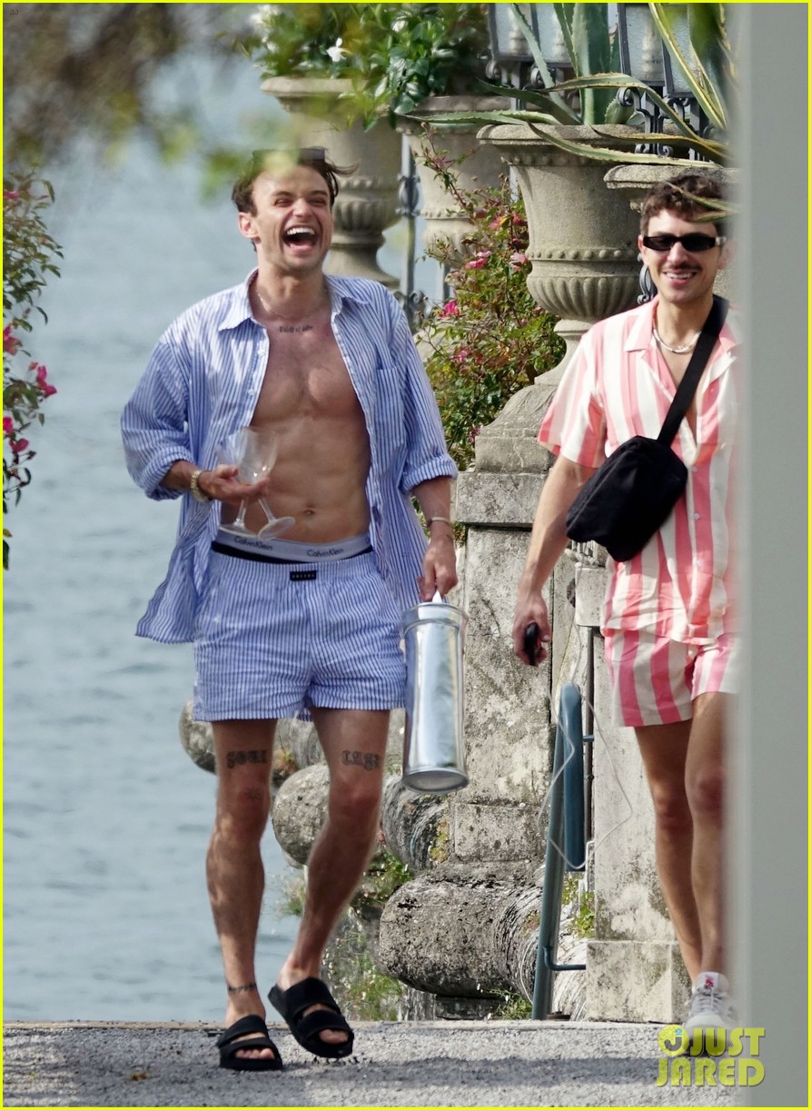 Thomas Doherty Soaks Up the Sun During Trip to Lake Como!