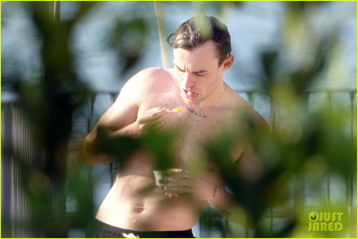 Thomas Doherty Soaks Up the Sun During Trip to Lake Como!