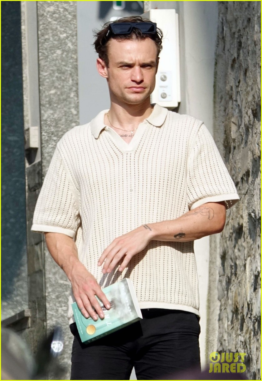 Thomas Doherty Soaks Up the Sun During Trip to Lake Como!