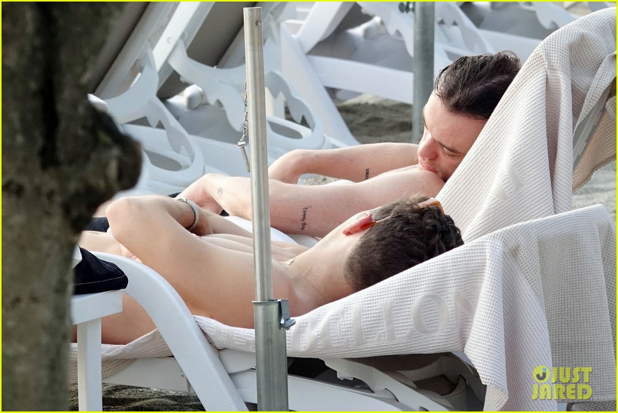Thomas Doherty Soaks Up the Sun During Trip to Lake Como!