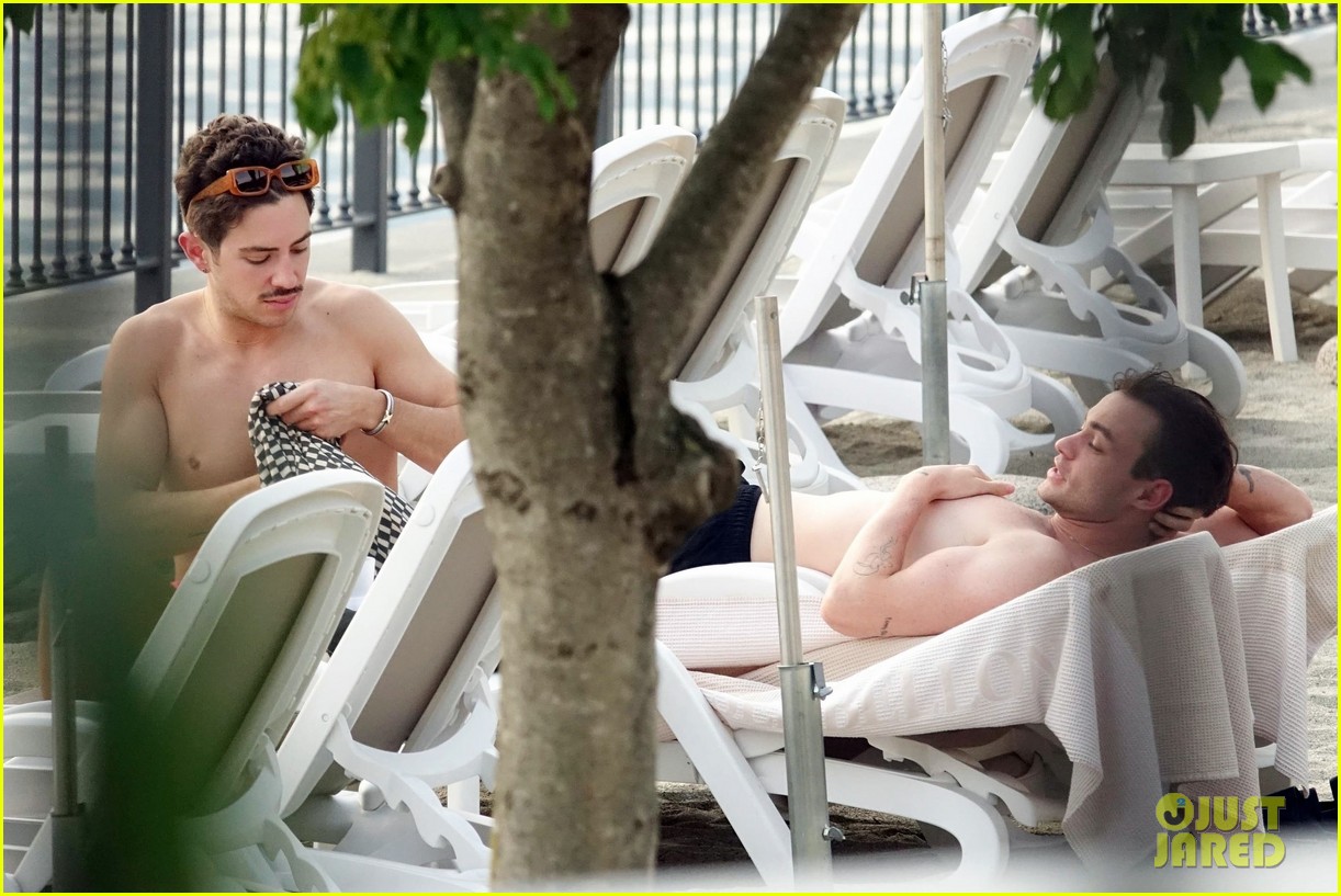 Thomas Doherty Soaks Up the Sun During Trip to Lake Como!