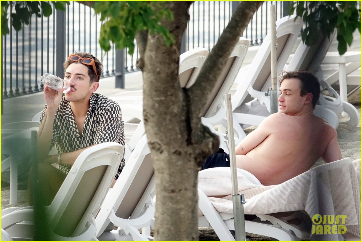 Thomas Doherty Soaks Up the Sun During Trip to Lake Como!