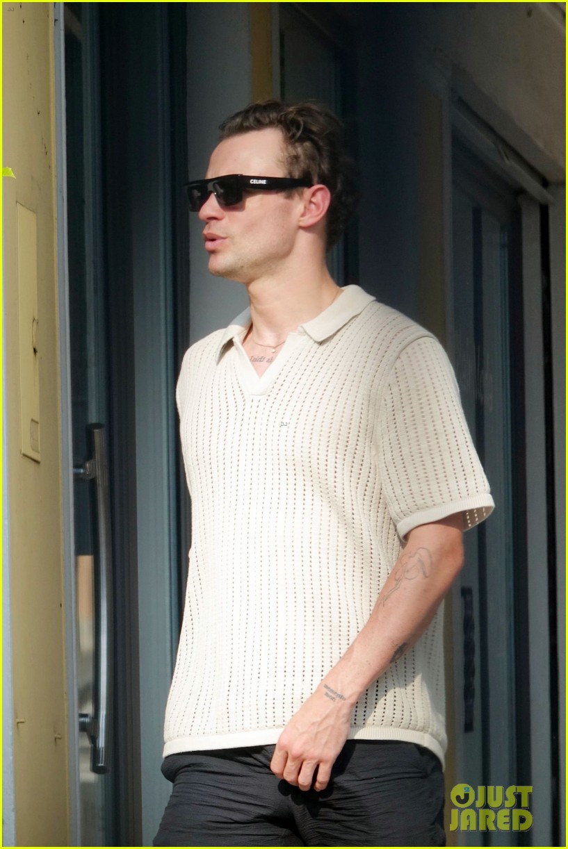 Thomas Doherty Soaks Up the Sun During Trip to Lake Como!