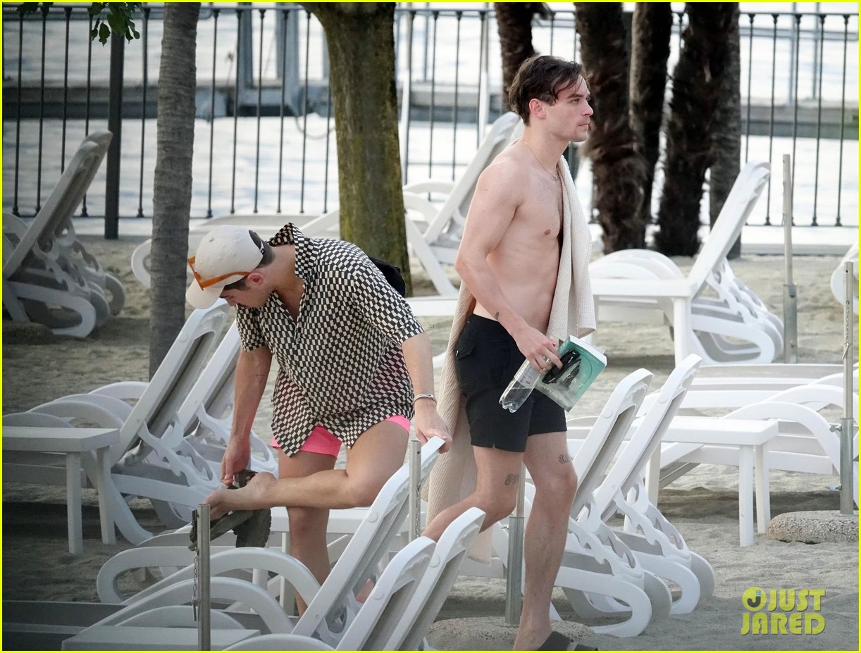 Thomas Doherty Soaks Up the Sun During Trip to Lake Como!